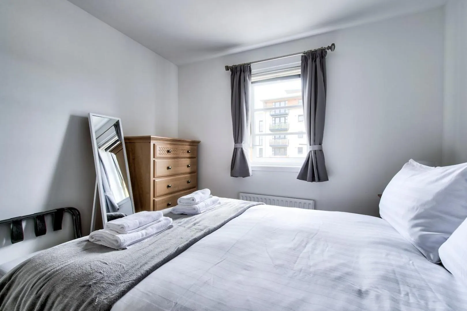 Guestready - Stylish Apt W/ Parking Near Edinburgh
